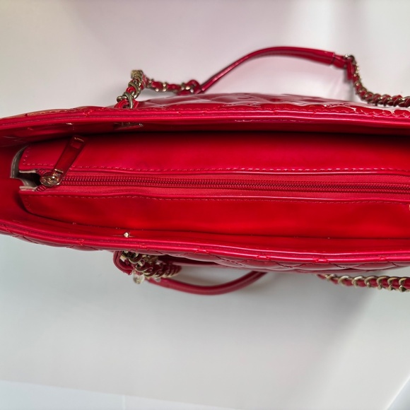 Red Quilted Vinyl Bag w/Gold Hardware and Purse Charm - Picture 7 of 10